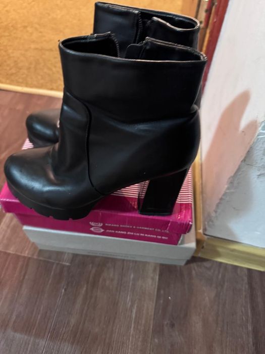 Етіктер мен туфлилер