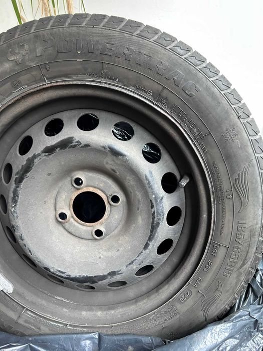 Vând 4 cauciucuri de iarnă 185/65/15 cu jante