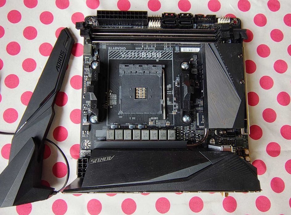 Placa de baza GIGABYTE B550I AORUS PRO AX ITX socket AM4.