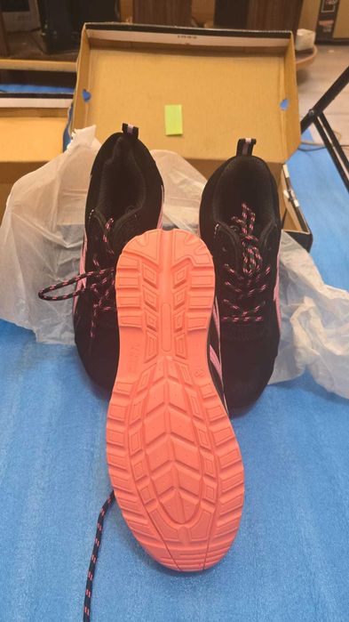 Adidași de damă, de performanță pentru lucru extrem de rezistenți!