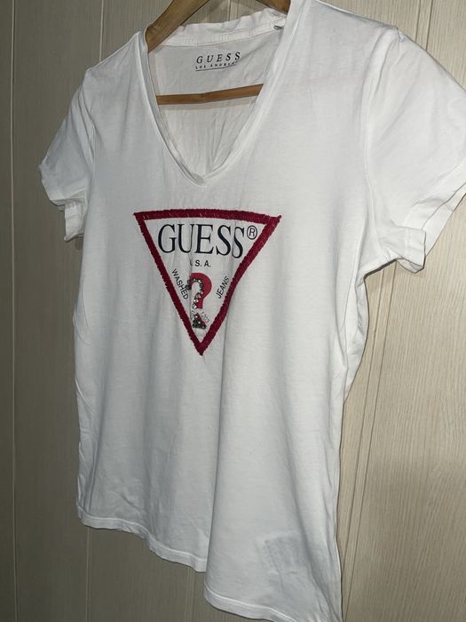 Белая футболка guess