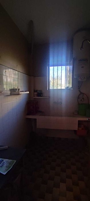 Продава се просторен етаж от къща (120 кв.м) с двор, гараж и таван в района на Месокомбината, гр. Асеновград