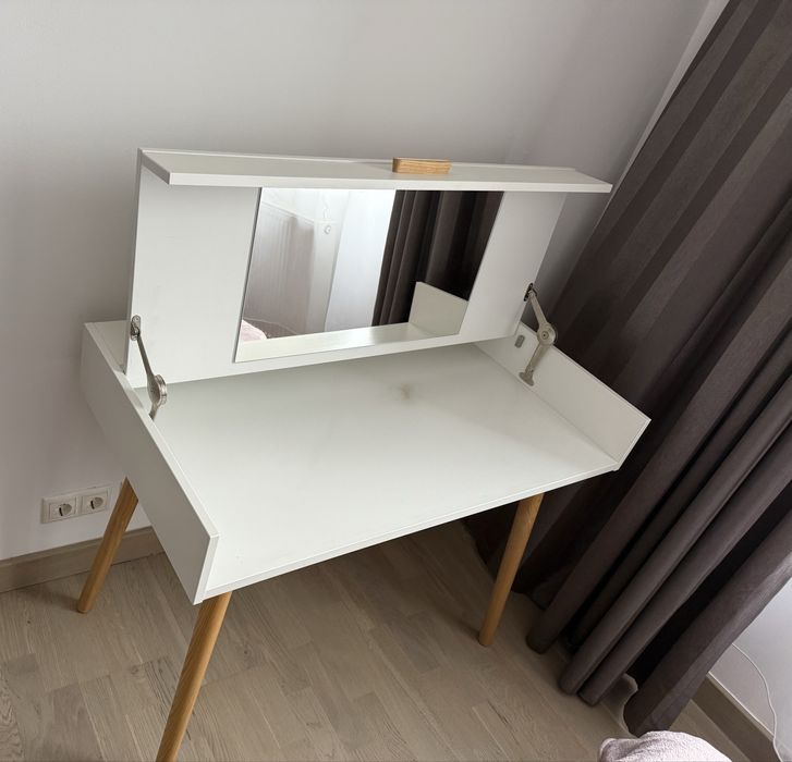 Vand masuta de machiaj