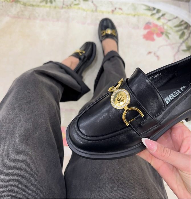 pantofi loafer negri de la Chiara Ferragni