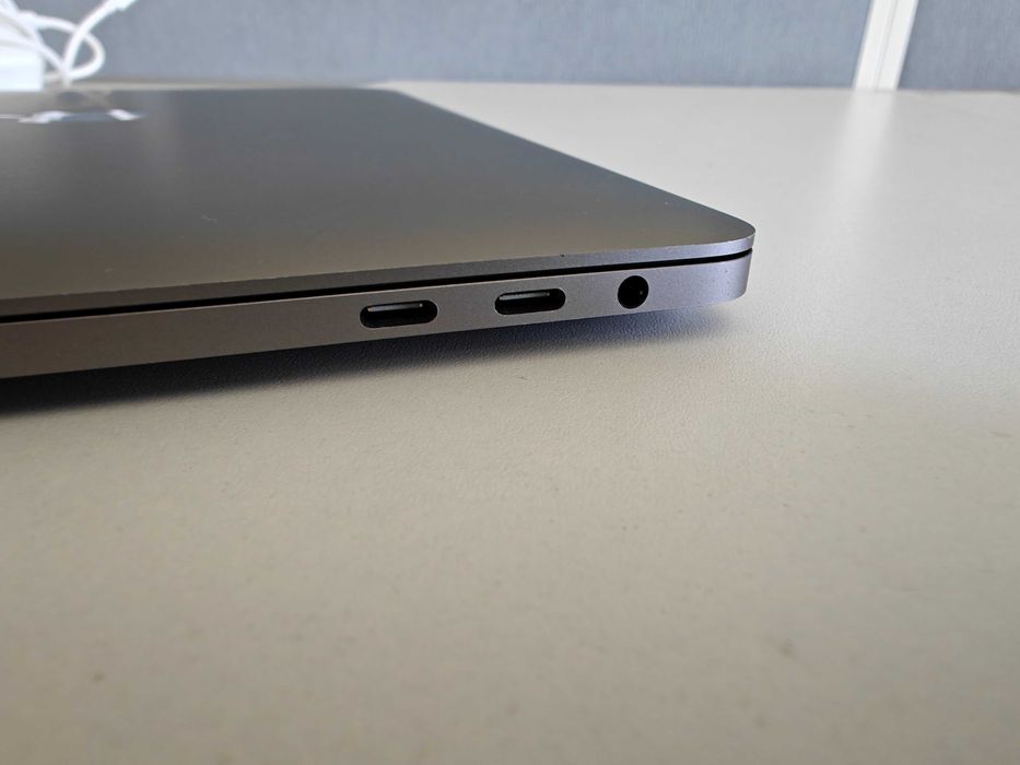 Apple MacBook Pro 13" 2018 intel Core i5/8GB RAM/250GB SSD