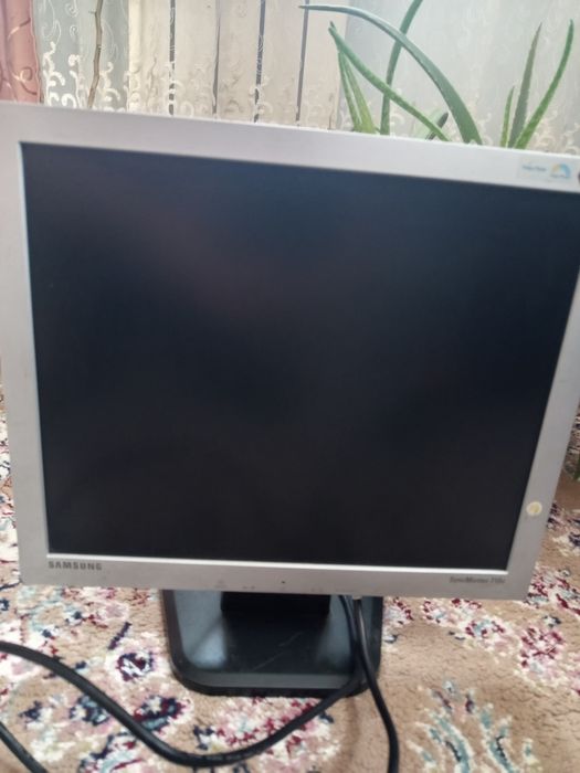 Мониторы SyncMaster B1930 и SyncMaster,,ПК,клавиатура.