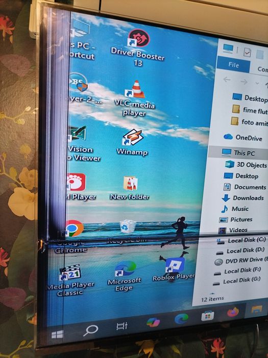 Vând un TV de 49 este displeiu spart funcțional cum se vede în poza