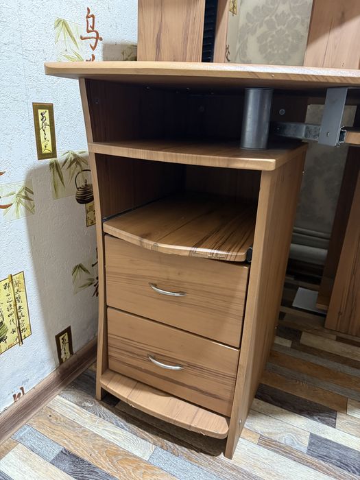 Угловой компьютерный стол