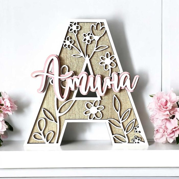 Персонализирана буква с име с нежни цветя