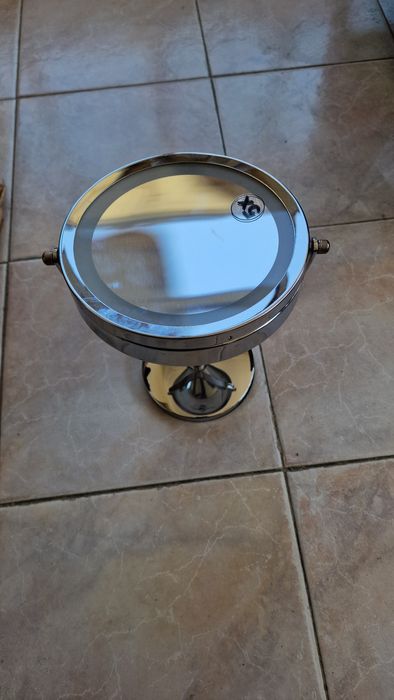 Oglinda Cosmetica cu iluminare .