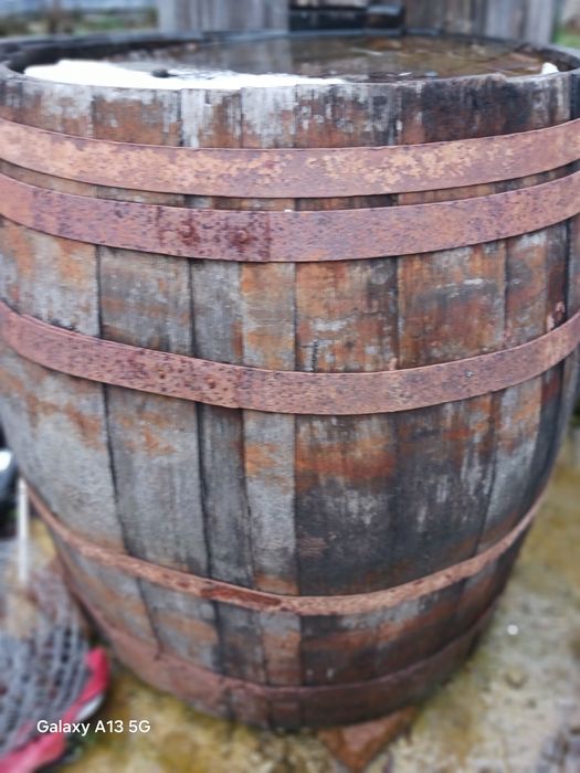 Vând  3 butoaie pentru depozitat țuică si1 butoi de de depozitat prune