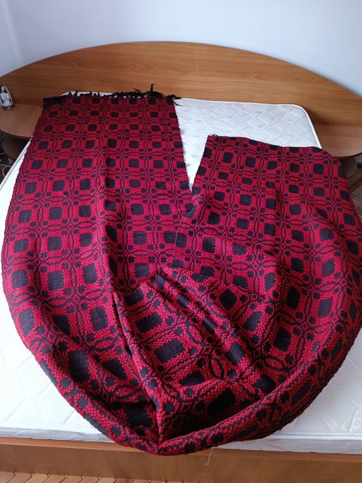 Vând țesătură 4.10 m lungime 0.80m lățime. pt covertura /covor /pres /