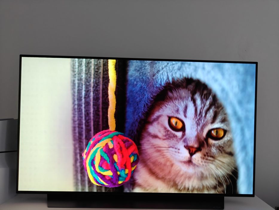 LG 48”, 4K OLED culori vii, negru perfect. Televizor premium, îngrijit și folosit cu grijă probleme la anumite culori in rest este ok