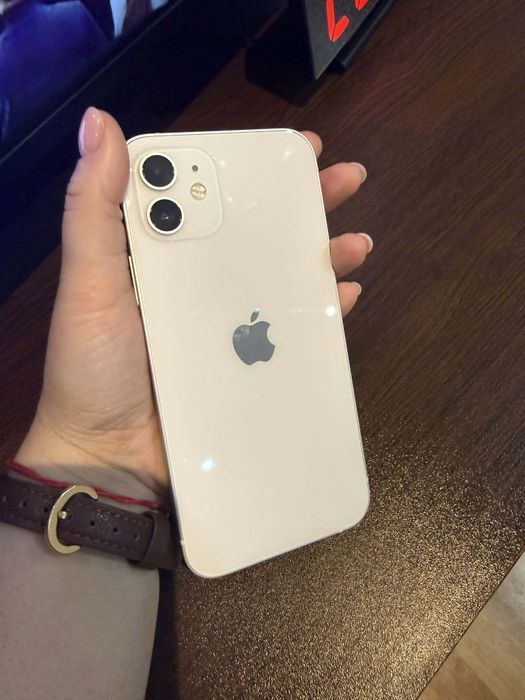 Продавам Iphone 12 64GB