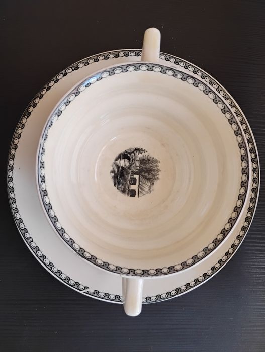 Антикварен сет за супа - купа с две дръжки с подложна чиния