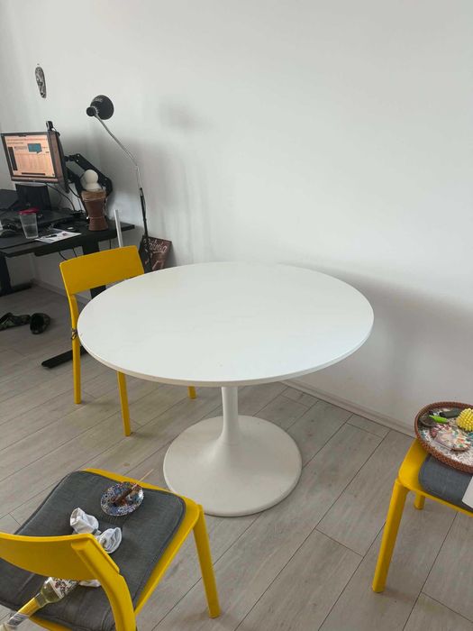Masă rotundă IKEA DOCKSTA albă Ø103 cm – stare bună