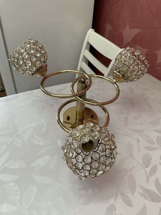 Продается трехрожковая хрустальная люстра