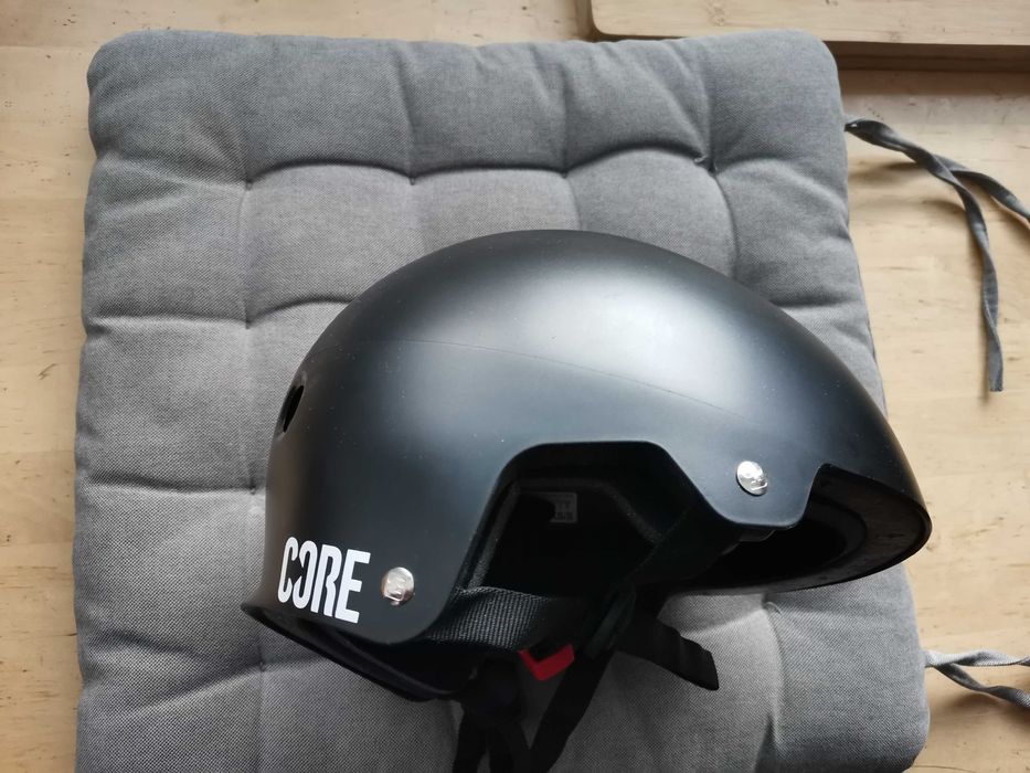 НОВА каска CORE – черна