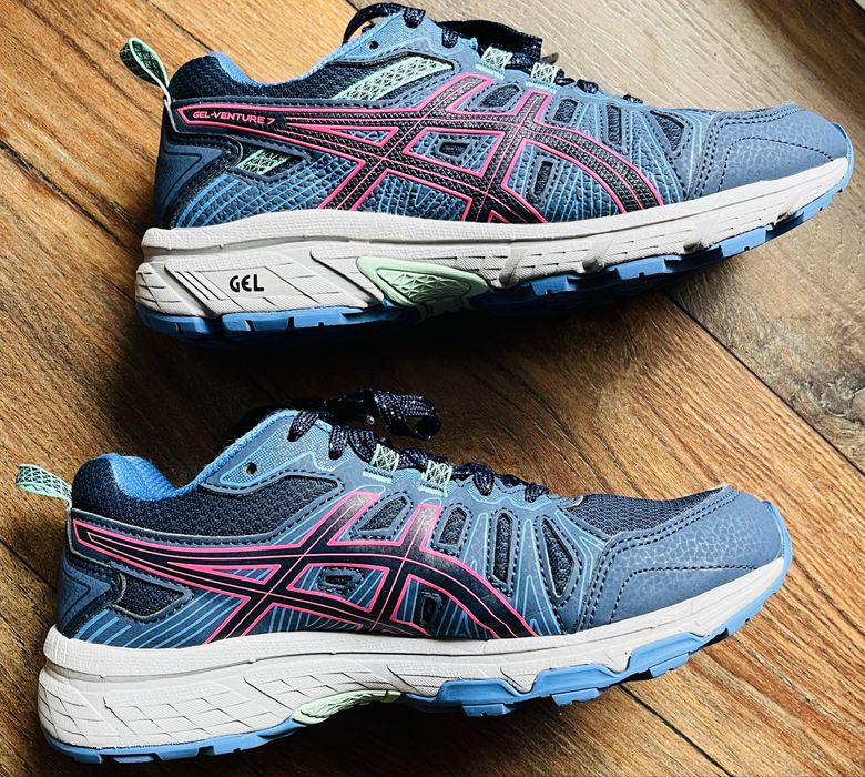 Сини Asics unisex.