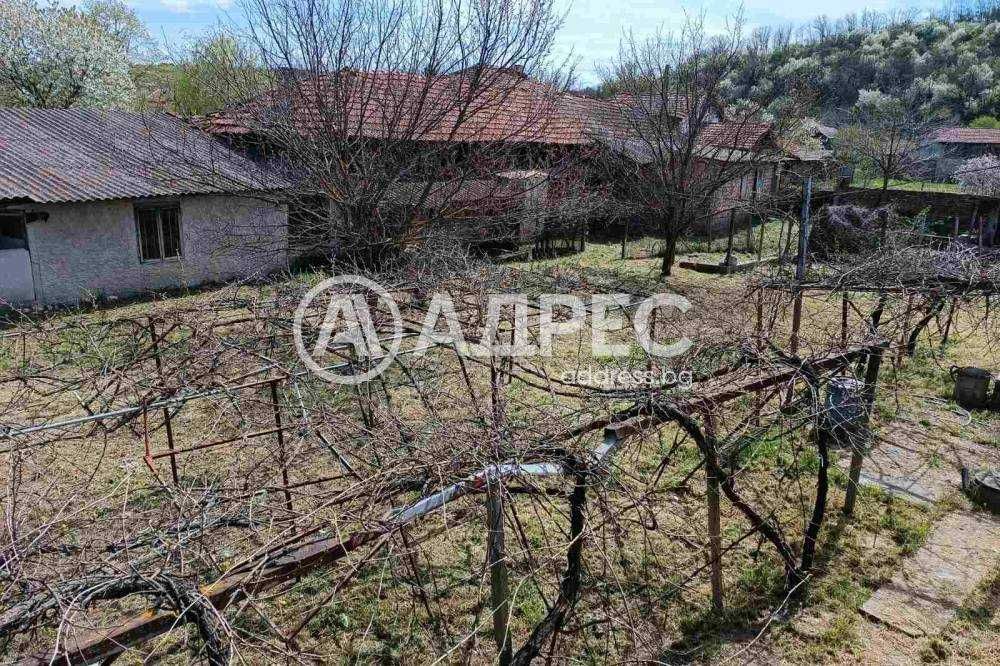 Къща в централната част на с. Топчии