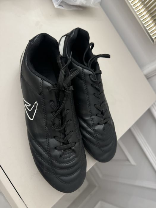 Кроссовки футбольные