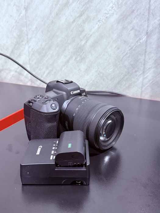 Canon EOS R  pul kerak bir qoʻl