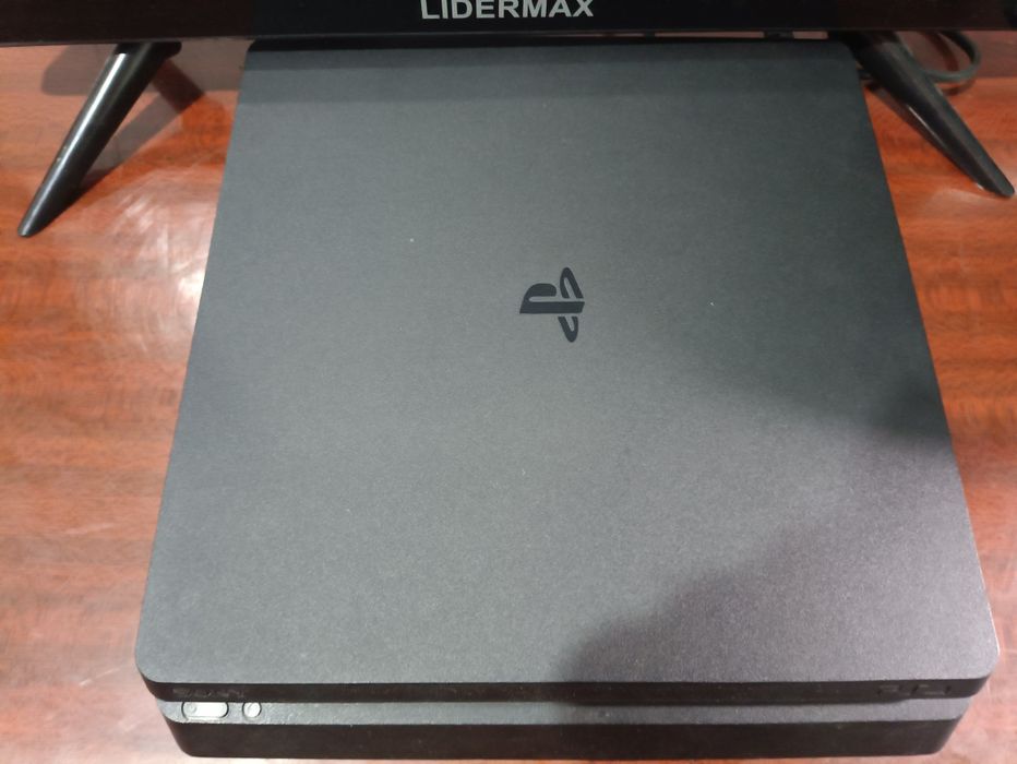 playstation 4 slim почти новый