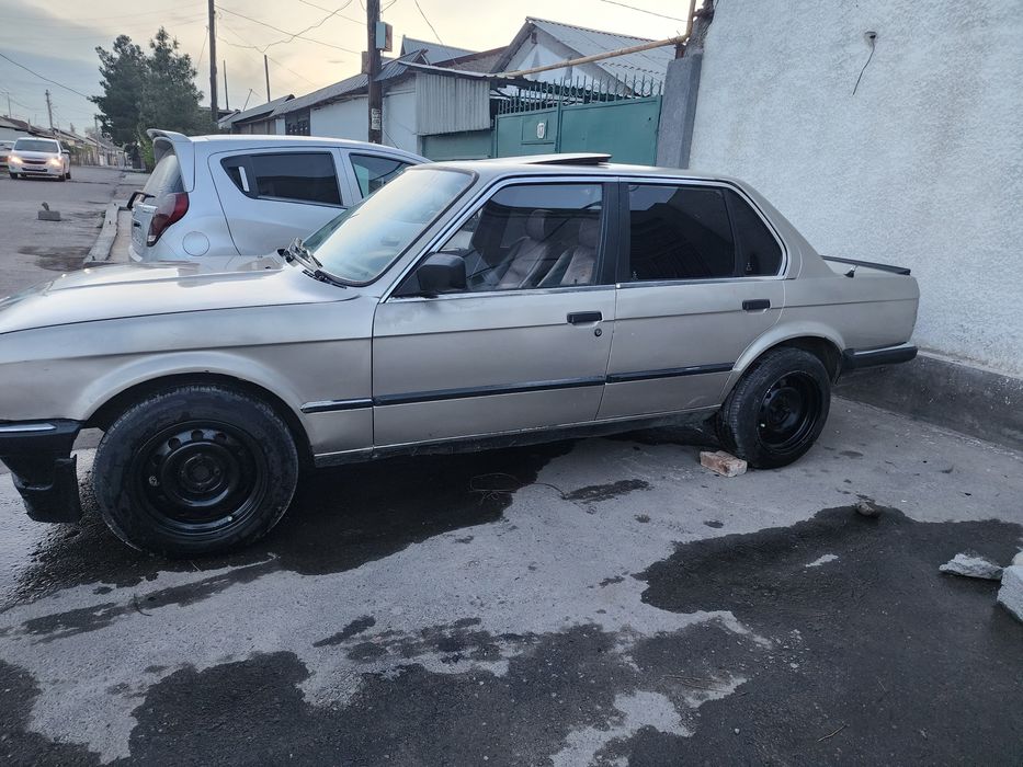 Продам БМВ е30 матор м40. 1985 года.можна в аренду с выкупом.