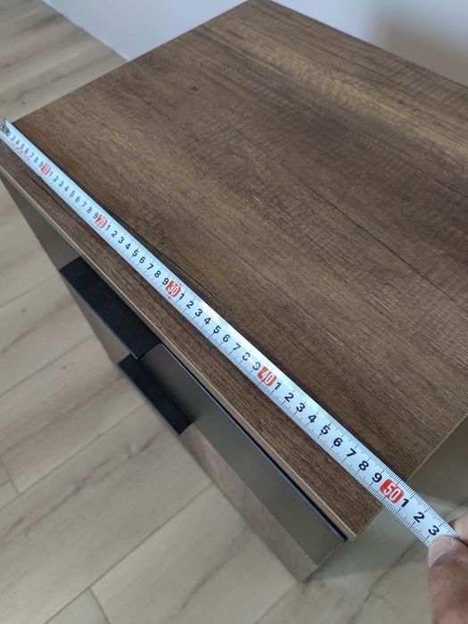 Спалня, скрин и нощни шкафчета.