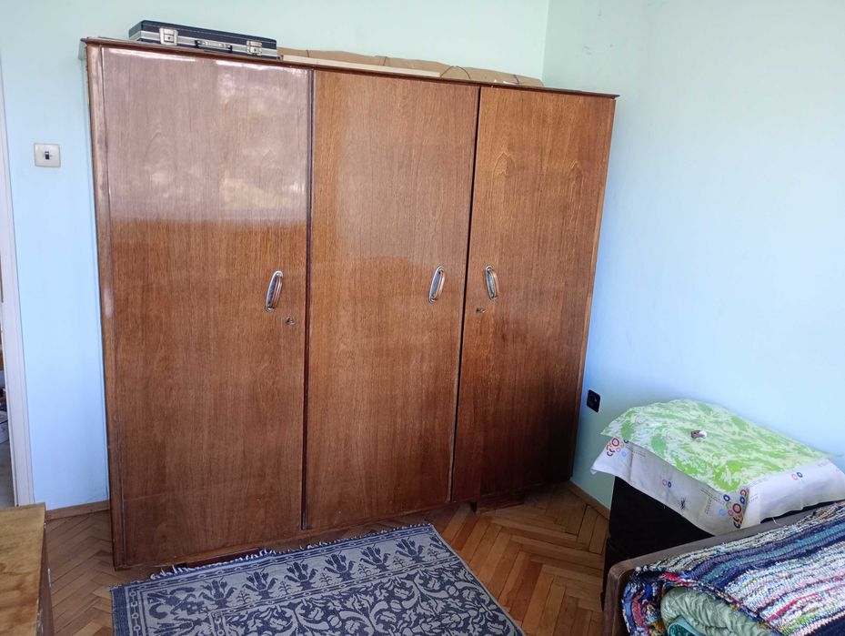 Продавам  спален  комплект ;  2 легла  с  пружини,  2 нощни  шкафчета ,  трикрилен  гардероб  и  тоалетка  с  огледало.