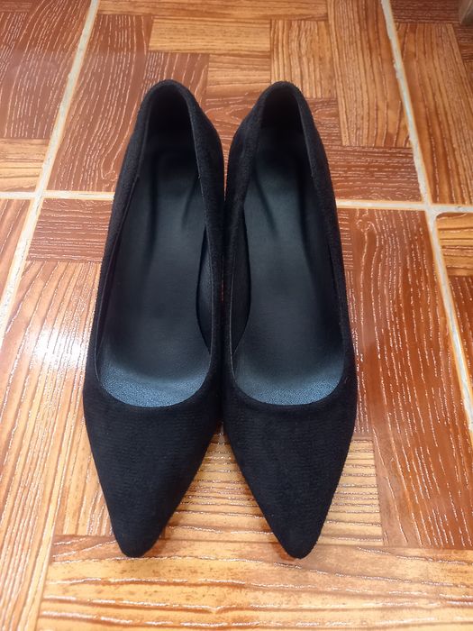 Pantofi negrii noi mărimea 38