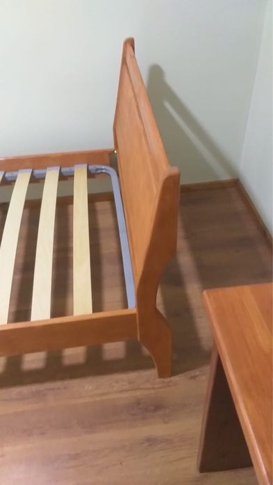 Кровать из натурального дерева