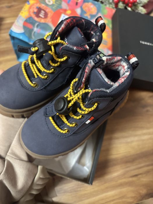 Tommy hilfiger бебешки обувки 22 номер