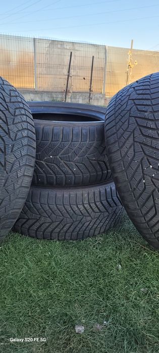 Vând 4 anvelope de iarnă SH, YOKOHAMA