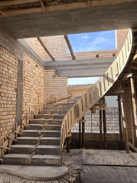 Бетонный лестница,Монолитный лестница ,кладка,штукатурка