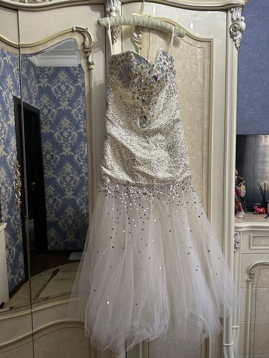 Платья б/у одеваные пару раз, в отличном состоянии.