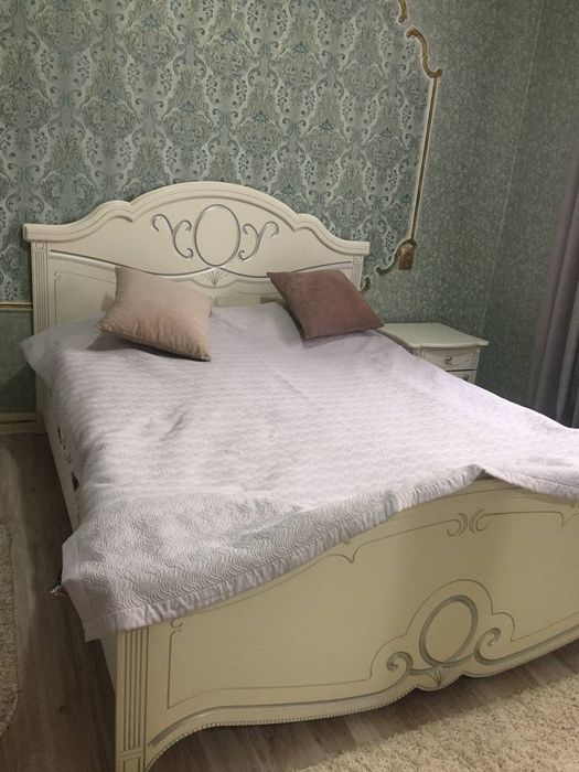 Продам кровать, тумбочки в подарок