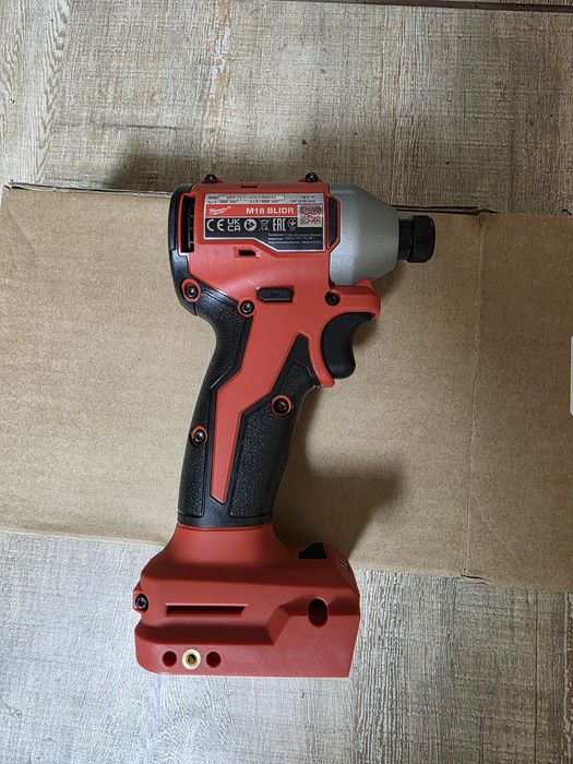 Masina de insurubat compacta cu impact Milwaukee  M18 BLIDR