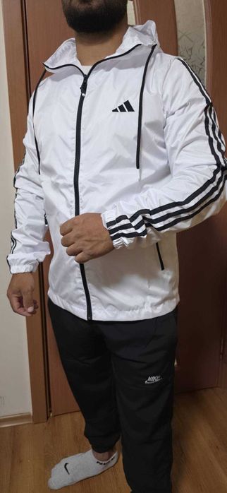 Бяла ветровка adidas