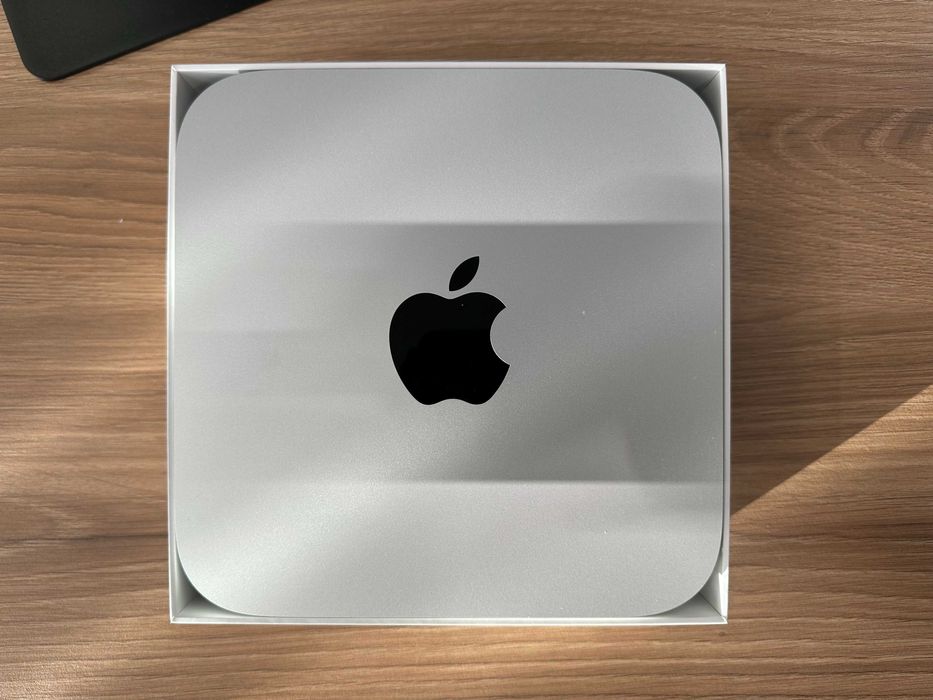 Apple Mac Mini M1, 16 GB, 512 SSD + SAMSUNG ViewFinity S8 27"