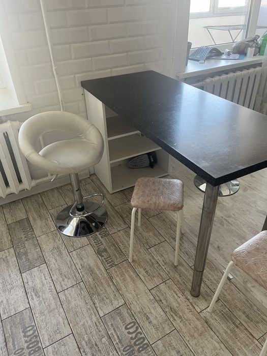 Стол с двумя стульями