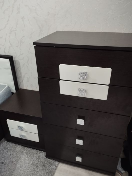 Продам кровать с матрасом, комод и тумбочку