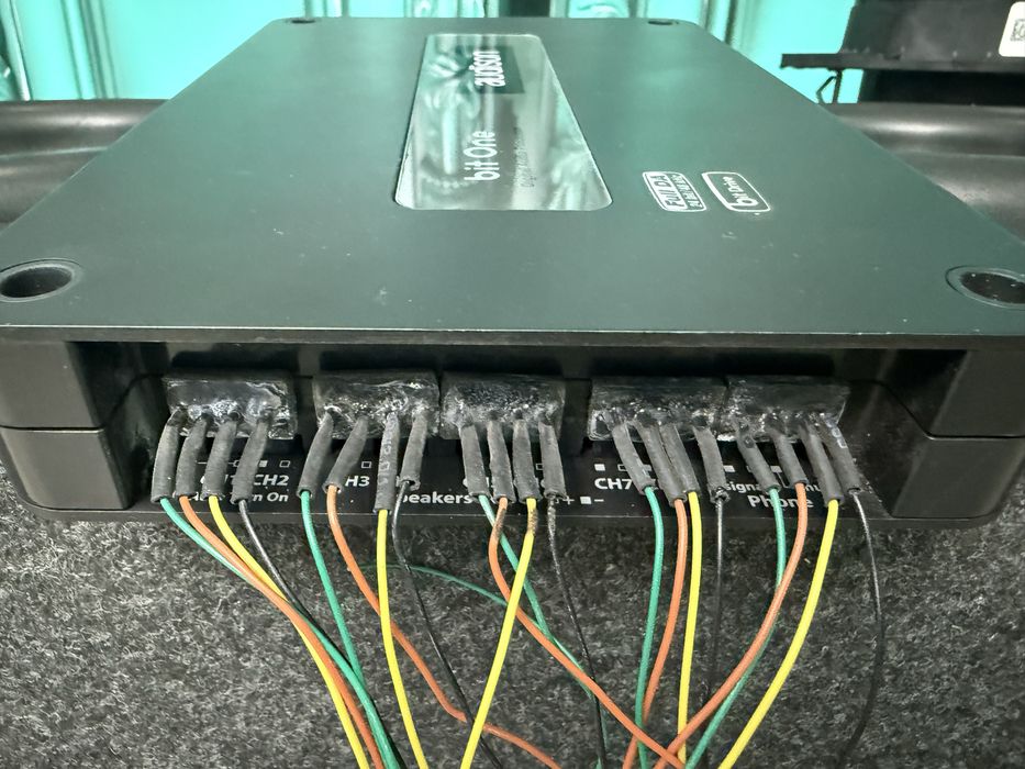 Подаю процессор Audison Bit One