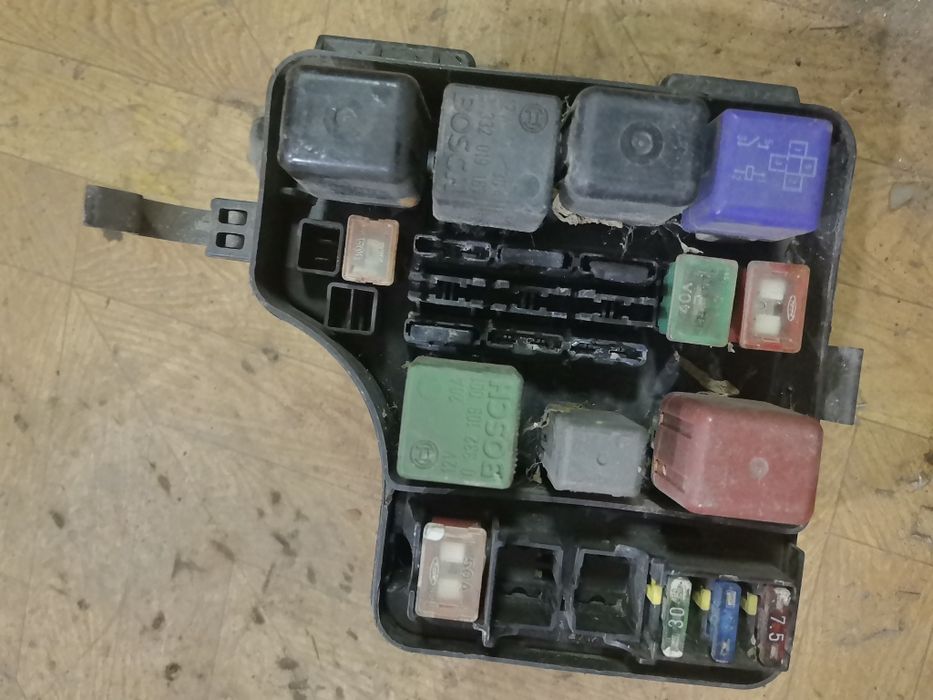 Тойота Карина Е, блок предохранителей.