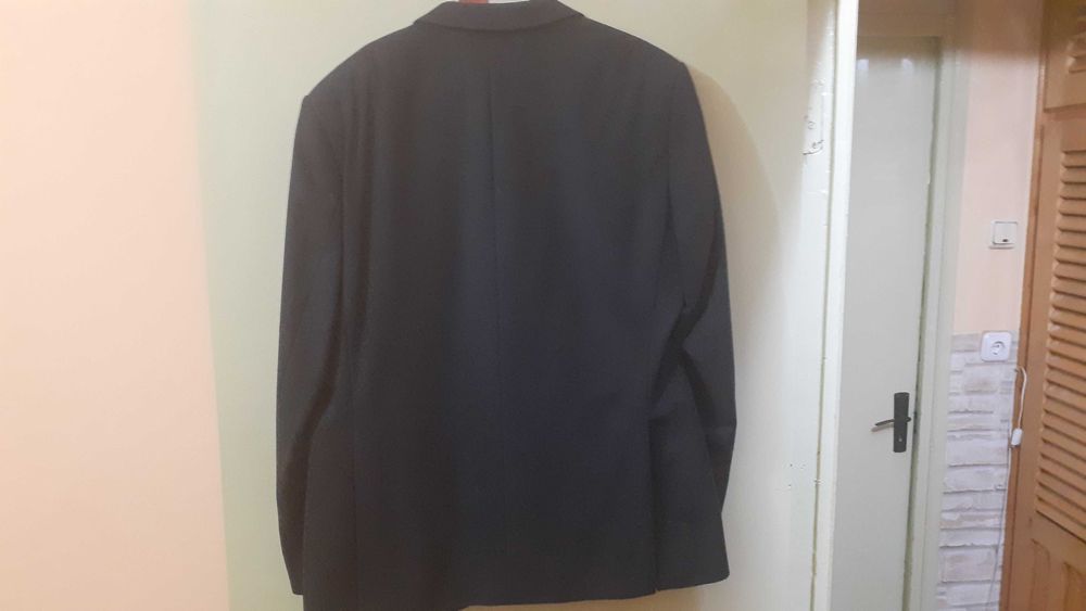 Vind sacou barbatesc, iarna, stofa lina, marime 52, stare perfecta.