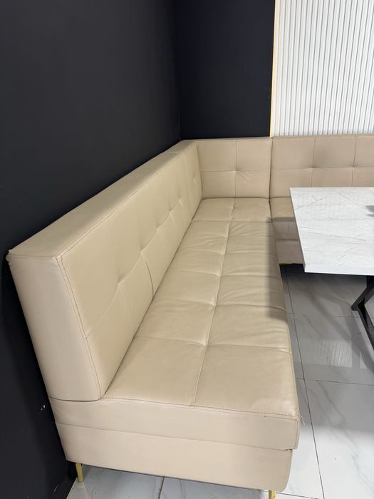 Диван.  Уголок для дома. Кафе.