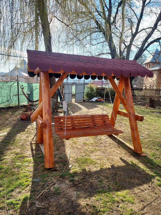 Leagăne cu băncuțe pentru copii și mese și diverse