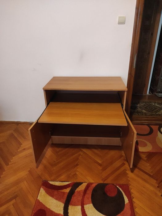 Comodă multifuncțională din PAL melaminat, finisaj nuanță de stejar/cireș, dotată cu un raft superior glisant