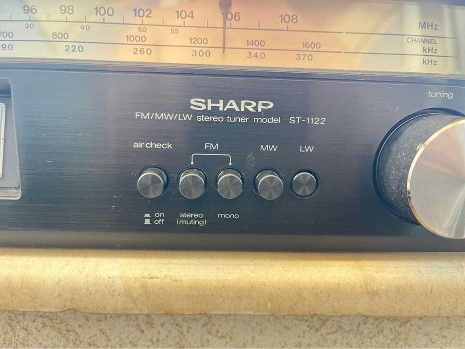 Стерео Тунер SHARP ST-1122, произведен през 1978 година.