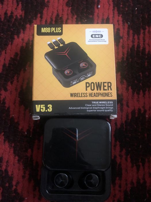 M88 Plus simsiz naushnik va 3 ta simli powerbank birda sotiladi